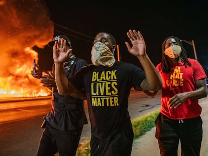 Tres hombres, durante las protestas en Kenosha (Wisconsin), la noche del lunes.