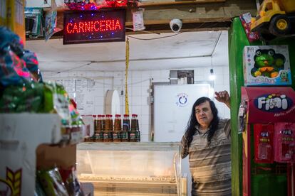 Juan Manfrú en su comercio, Carnes Kennedy.