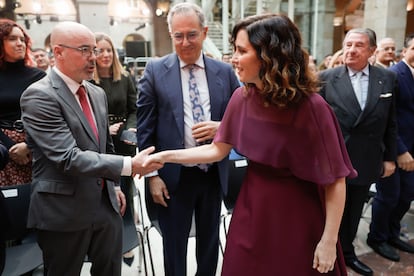 La presidenta de la Comunidad de Madrid, Isabel Diaz Ayuso, saluda al delegado del Gobierno en Madrid, Francisco Martín Aguirre, a su llegada al acto de homenaje a la Constitución Española, este martes en la Casa de Correos, sede del gobierno regional.