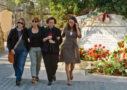 La viuda de José Antonio Labordeta, Juana de Grandes, y sus hijas Paula, Ana y Ángela tras colocar unas flores ante la tumba de Joaquín Costa.