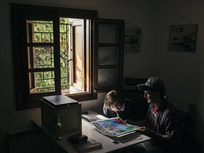 Abrisketa y Holgueras observan una de las ilustraciones del libro 'El país escondido'.