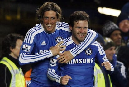 Mata y Torres festejan una diana al Manchester United.