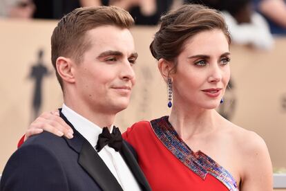 Allison Brie habl sobre las acusaciones de su cu?ado, James Franco

La actriz de Glow, que tambin participa en The Disaster Artist, est casada con Dave Franco, hermano de James Franco (acusado por 5 mujeres de comportamiento sexual indebido). Preguntada por la polmica, contest: "Lo que siempre hemos dicho (las mujeres) es que cualquiera que se sienta atacado debe tener el derecho de hablar y seguir adelante. Obviamente, yo apoyo a mi familia y no todo lo que se ha dicho es del todo preciso, pero estamos esperando a tener toda la informacin. Pero, por supuesto, ahora es el momento de escuchar y es lo que todos estamos tratando de hacer".