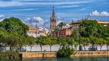 Vista panorámica de Sevilla y la Torre de la Giralda.