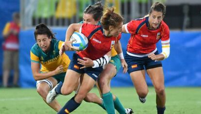 Barbara Pla trata de zafarse de una jugadora australiana.