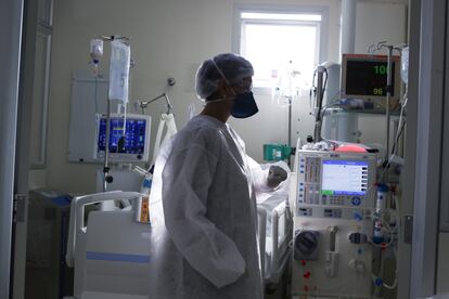 Uma profissional de saúde atende a um paciente com covid-19 em uma UTI de um hospital na cidade de São Paulo, no último 23 de março, o mês mais letal da pandemia no Brasil.