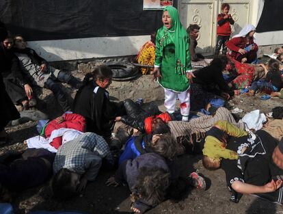 Una mujer llora entre las víctimas de un atentado contra la comunidad chií en Kabul el pasado 5 de diciembre. La imagen se ha alzado con el segundo premio en la categoría de Noticias.