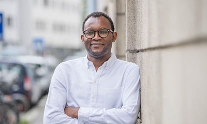 El escritor congoleño Fiston Mwanza Mujila.