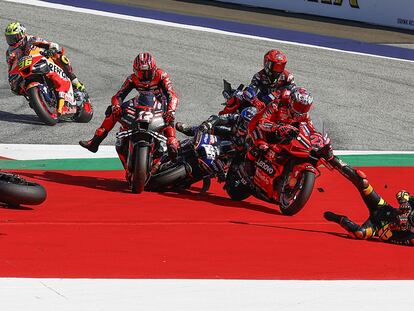 Maverick Vinales, Miguel Oliveira, Enea Bastianini, Lorenzo Savadori durante el accidente en la carrera al 'sprint' del GP de Austria, este sábado.