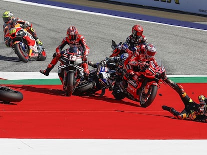 Maverick Vinales, Miguel Oliveira, Enea Bastianini, Lorenzo Savadori durante el accidente en la carrera al 'sprint' del GP de Austria, este sábado.