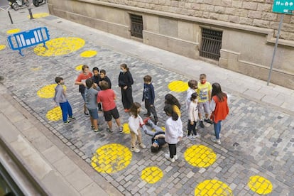 La Escuela de la Concepció utiliza una de las calles intervenidas como patio.