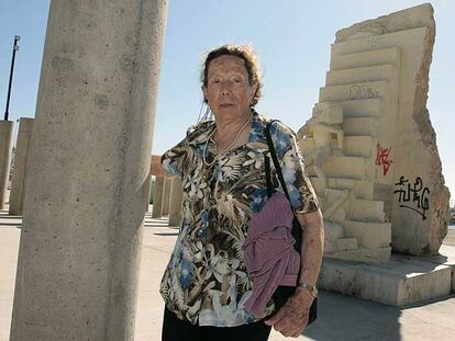 María García visitó ayer en Almería el monumento en memoria a las víctimas del nazismo.