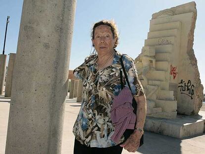 María García visitó ayer en Almería el monumento en memoria a las víctimas del nazismo.