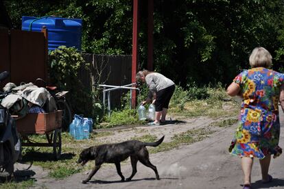 Varios vecinos acuden a cargar agua en Chasiv Yar, pues el suministro lleva meses cortado en esta localidad a las puertas de Bajmut.