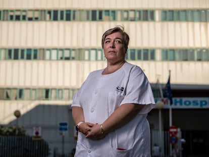 Sonia Melanchute, celadora del Hospital Universitario de Móstoles, delante del centro donde trabaja.