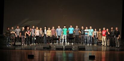 El elenco de artistas que participaron en el espectáculo, ayer durante el ensayo previo en el Palacio Euskalduna.