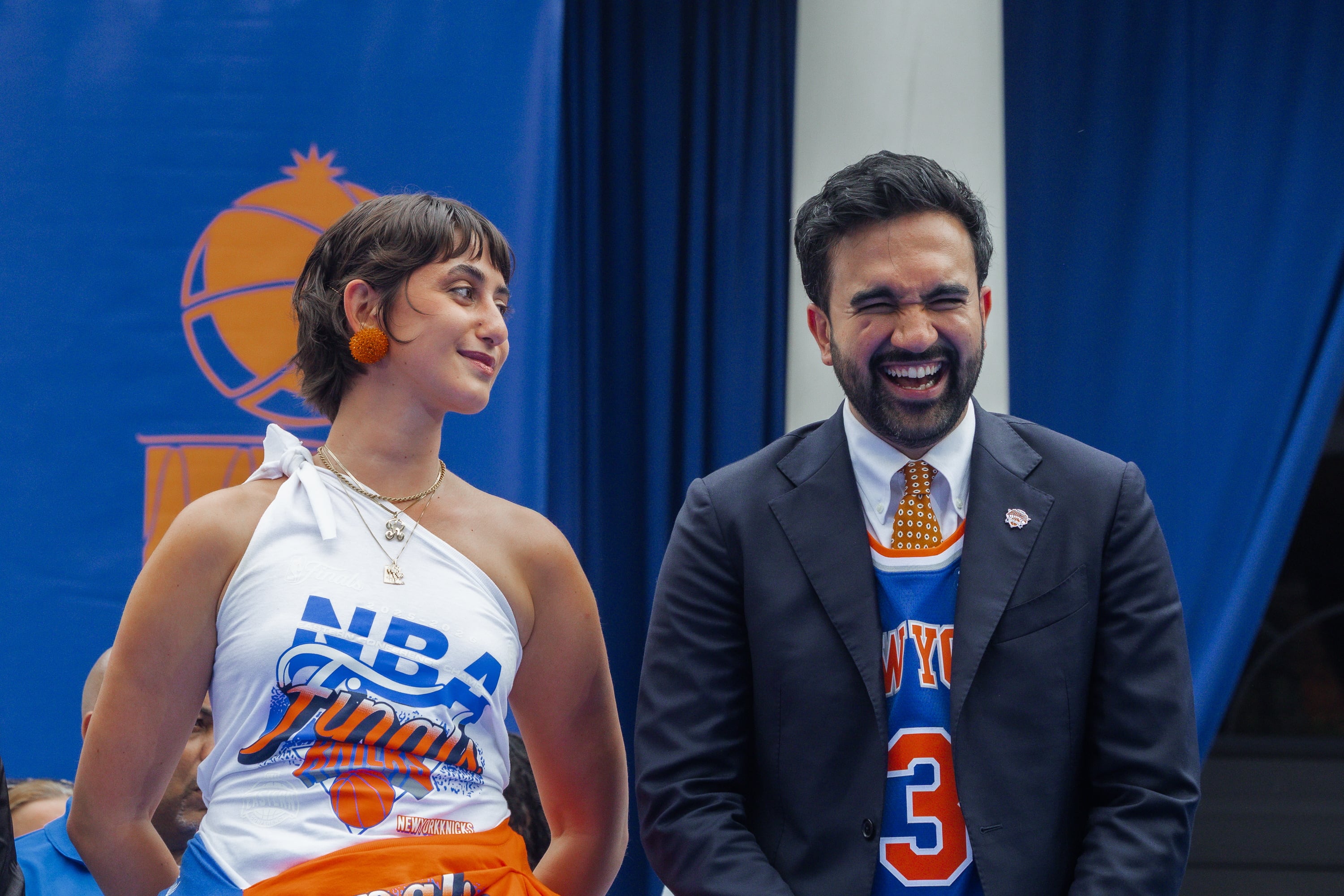 El atrevido vestido con el que la esposa de Mamdani celebró la victoria de los Knicks