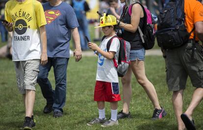 Un niño intenta conectarse en el Pokémon Go Fest de Chicago, en verano de 2017.