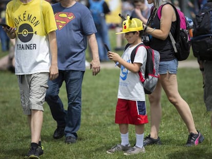 Un niño intenta conectarse en el Pokémon Go Fest de Chicago, en verano de 2017.
