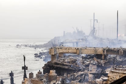 Restos de casas junto al Ocano Pacfico quemadas por el incendio forestal de Palisades en Malib, California.