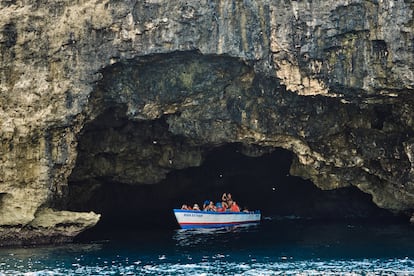 Una embarcación con turistas recorre la cueva de las Golondrinas.