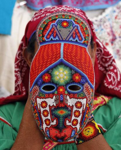 El país invitado ha sido Guatemala. Las exposiciones y conferencias se han centrado en la región de Yumana (Baja California) y en el pueblo Ixtapalapa y sus ocho barrios. Una mujer muestra una máscara hecha con cientos de cuentas de colores.