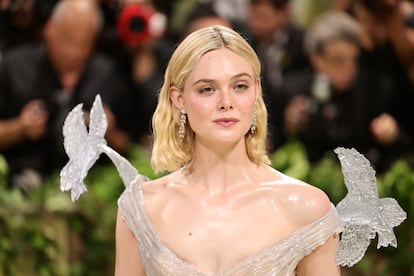 Detalle del vestido de Elle Fanning, que simulaba al cristal y llevaba dos pájaros en la zona de los hombros.