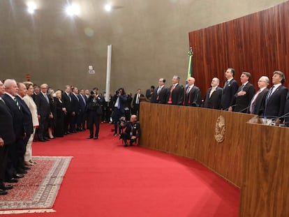 Una foto difundida por el Tribunal Superior Electoral en la que destacan Bolsonaro, el tercero desde la derecha, y enfrente, Lula, el segundo desde la izquierda, este martes en Brasilia.