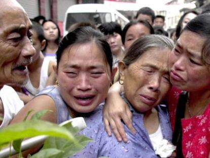Unas mujeres lloran por el desalojo de familiares por la construcci&oacute;n de la presa de las Tres Gargantas en 2000.