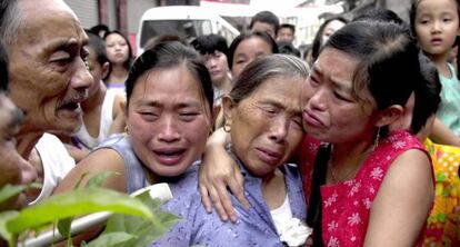 Unas mujeres lloran por el desalojo de familiares por la construcción de la presa de las Tres Gargantas en 2000.