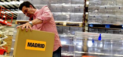 Trabajador de almacén en un polígono de Alcalá de Henares (Madríd).