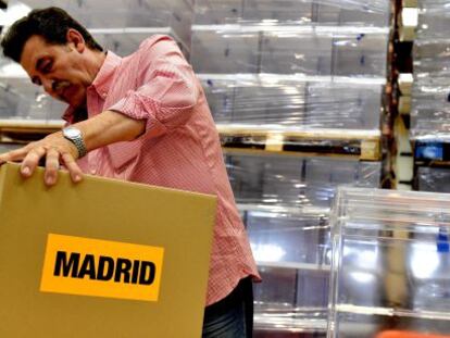 Trabajador de almacén en un polígono de Alcalá de Henares (Madríd).