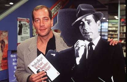 Stephen Bogart con su libro 'Mein Vater Humphrey Bogart' (uno de los muchos que ha escrito sobre su vida y la de su padre), en 1995.