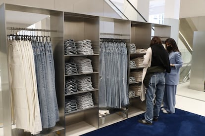 La tienda propone además zonas de autocobro con la experiencia Modo Tienda, que está disponible a través de la app de Zara para todos los establecimientos de la marca en España. Esta permite al usuario encontrar la zona donde se ubica la prenda deseada.