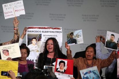 Familiares de víctimas, durante la publicación de la ley.