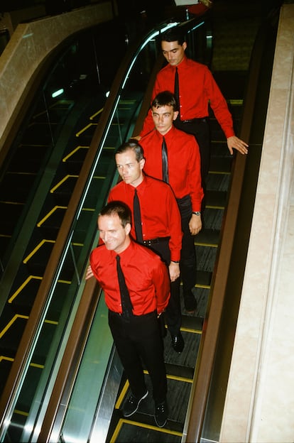 El grupo Kraftwerk, con sus características camisas rojas y corbatas negras, fotografiados en Tokio en 1981.