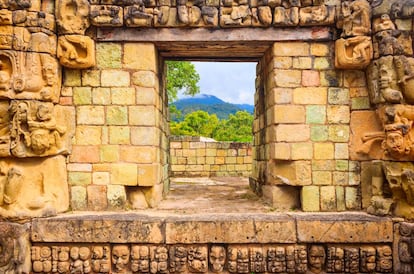 Glifos mayas en una de las estructuras de piedra de la antigua ciudad de Copán, en Honduras. 