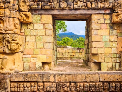 Glifos mayas en una de las estructuras de piedra de la antigua ciudad de Copán, en Honduras. 