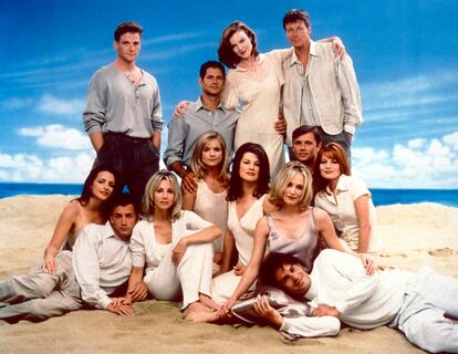 El elenco de 'Melrose Place' en 1996. Kristin Davis está sentada abajo, a la izquierda.