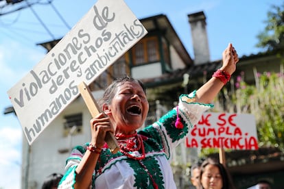 Indígenas y ambientalistas, en una protesta el miércoles en Quito (Ecuador), en la que reclamaban el desmantelamiento de más de 400 antorchas de gas en campos petroleros de la Amazonia ecuatoriana.