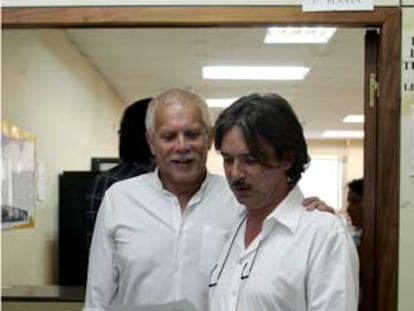Carlos Baturín y Emilio Menéndez, en el Registro Civil.