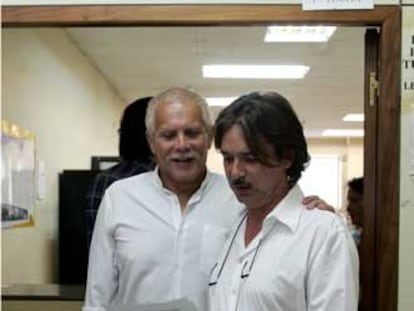 Carlos Baturín y Emilio Menéndez, en el Registro Civil.