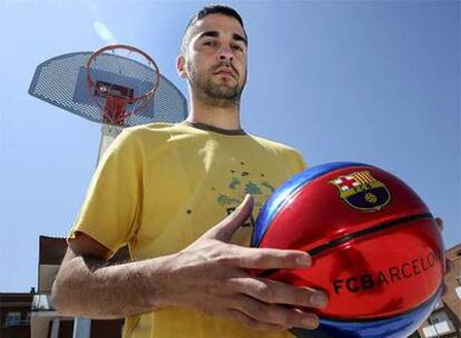 Juan Carlos Navarro posa con un balón del Barcelona.