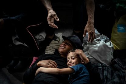 Cientos de venezolanos descansan en las instalaciones de la central de autobuses ante la falta de espacio en los albergues de Ciudad de México. 