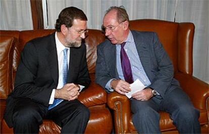 Mariano Rajoy y Rodrigo Rato, ayer en el Club Siglo XXI, durante la conferencia de Jaime Mayor.