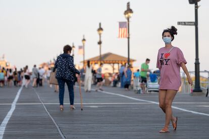 El famoso 'I love New York' de Milton Glaser logró aumentar los ingresos en turismo de 500 millones de dólares en 1976 a 1600 en el 77. En la imagen, una mujer pasea con la icónica camiseta.