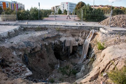 El socavón de la Avenida de la Gavia rodeado de vallas