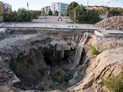 El socavón de la Avenida de la Gavia rodeado de vallas