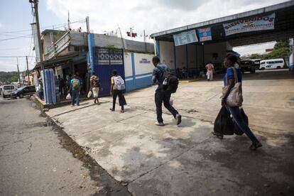 Migrantes caminan hacia la estación de autobuses en Tapachula para trasladarse a la frontera norte del país.  