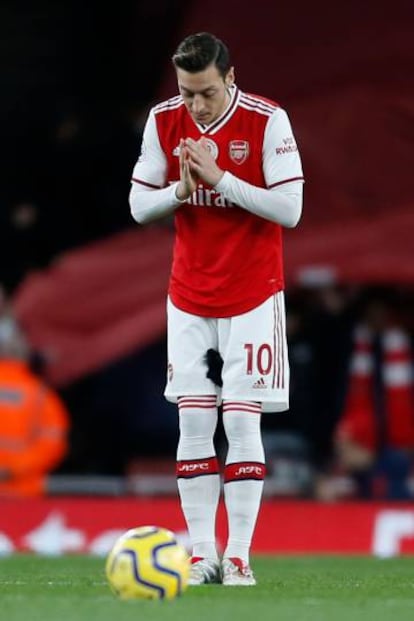 Özil, ante el City.